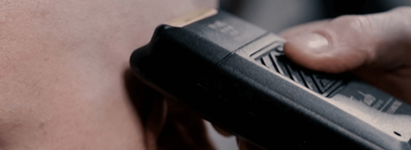 Barber using Wahl Finale finishing tool